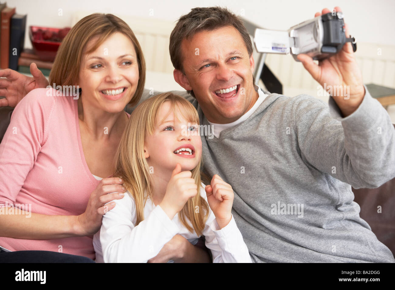 Семейное видео телефонов. Семья с камерой. Видеокамера семья. Видео семья. Семеные камеры что это.
