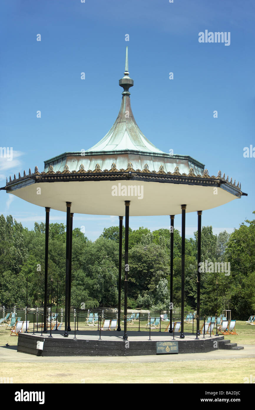 Deck chairs in hyde park hi-res stock photography and images - Alamy