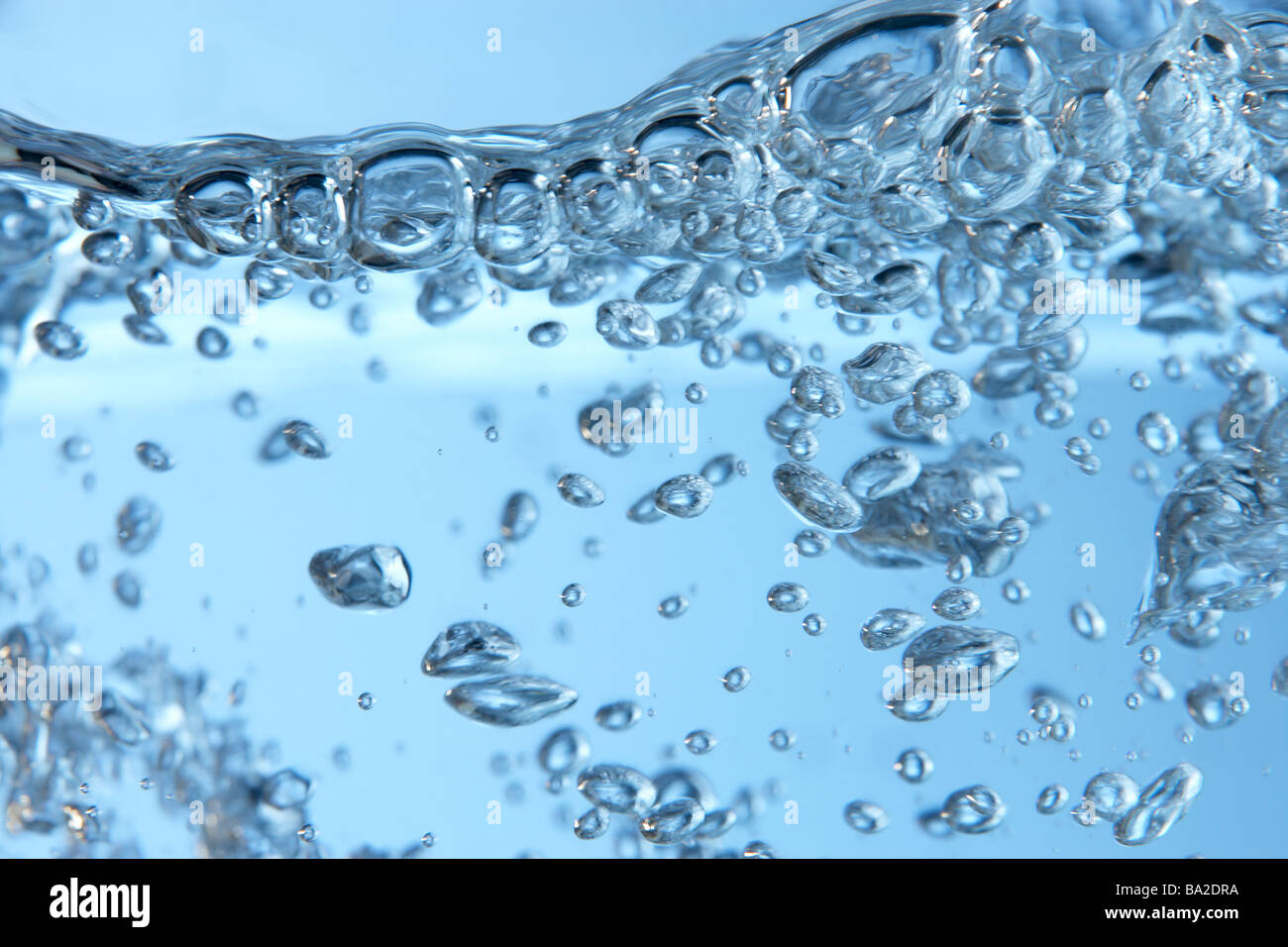 капля капает в воду. вода льется. текучие воды. питьевая вода. ба вода.