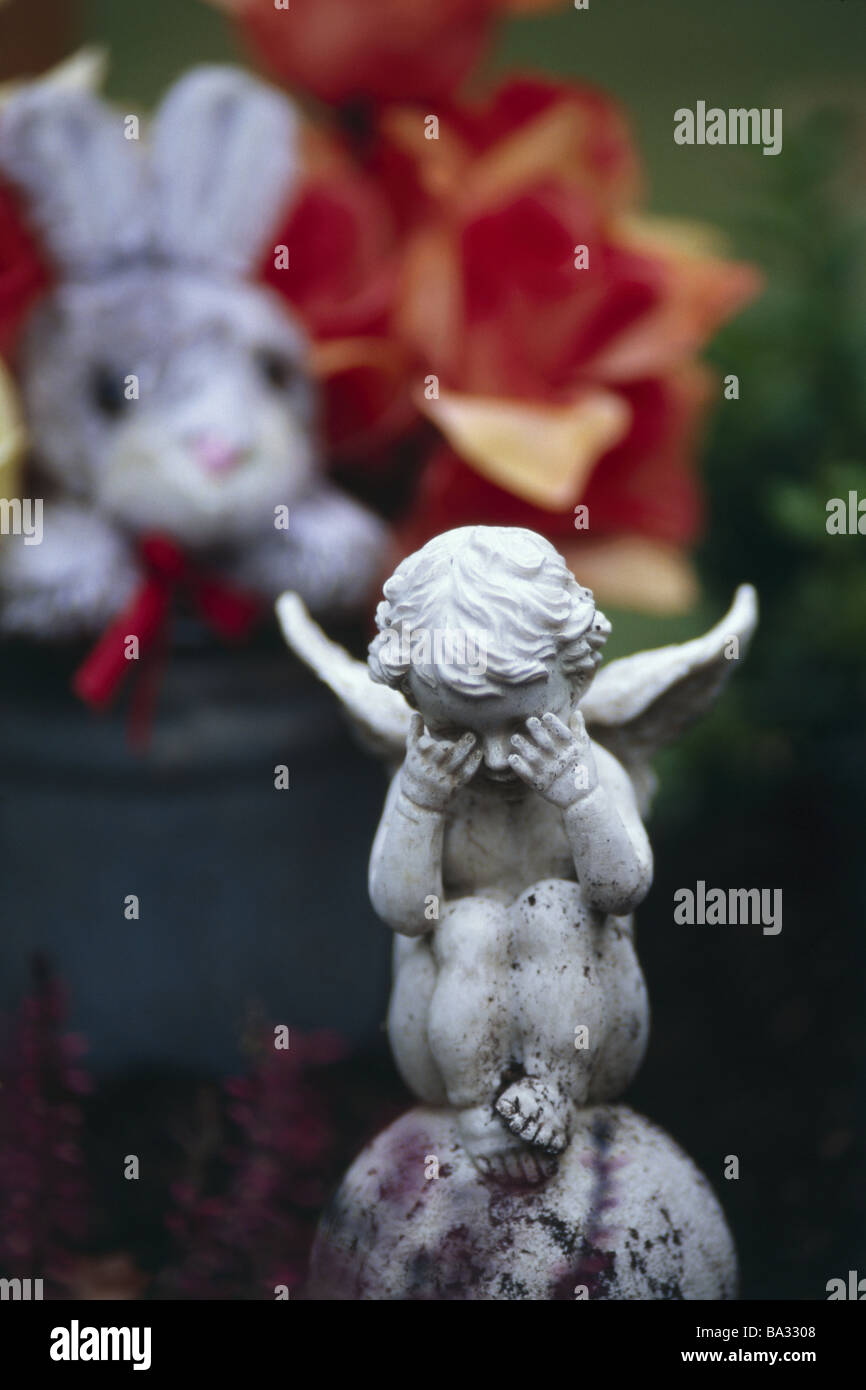 Angelstatue cries detail graveyard grave shrines silenceplace