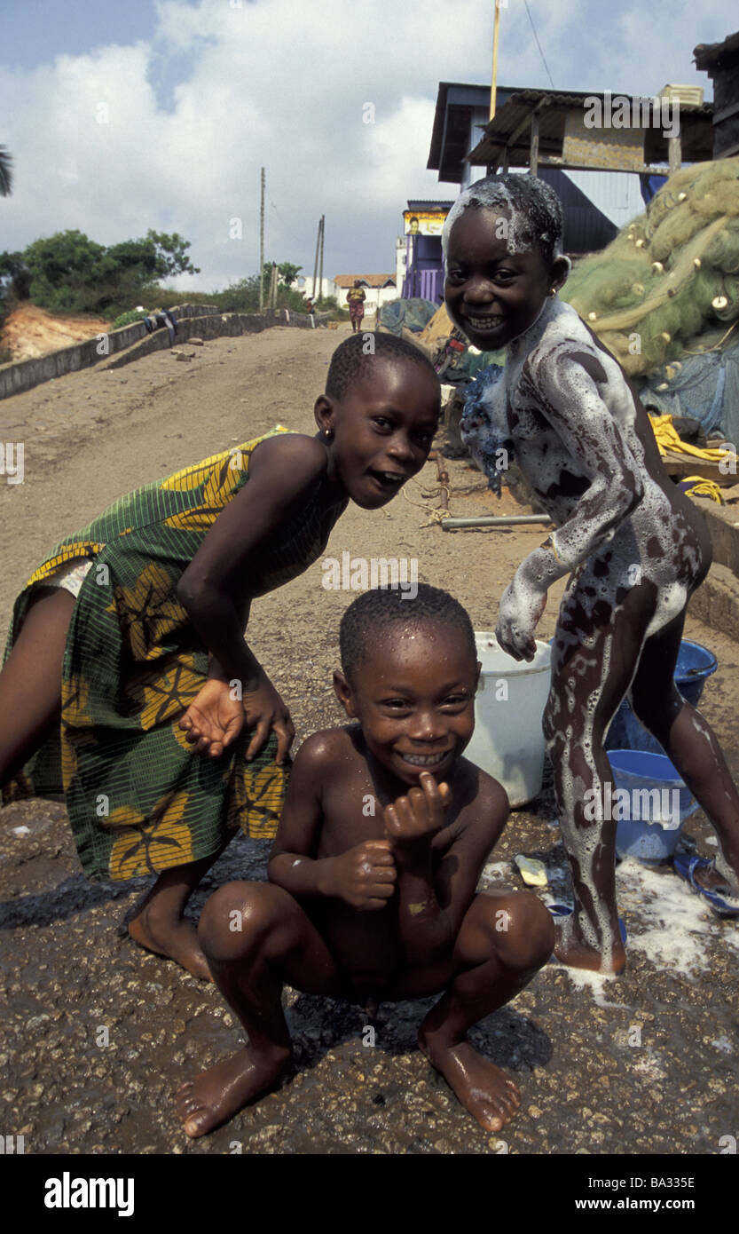 Ghana street children people of color cheerfully body-care lather no