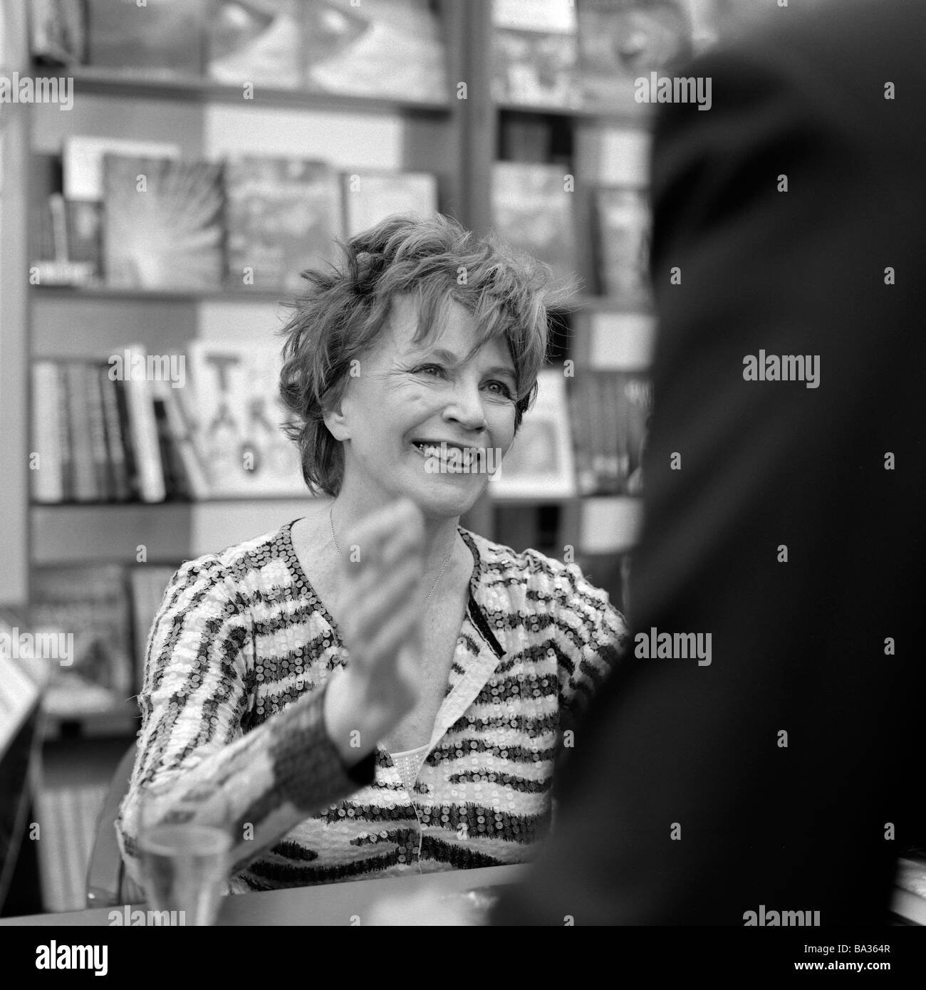 Irish author Edna O"Brien book signing at the 2002 Hay Festival in Hay-on-Wye Wales UK   KATHY DEWITT Stock Photo