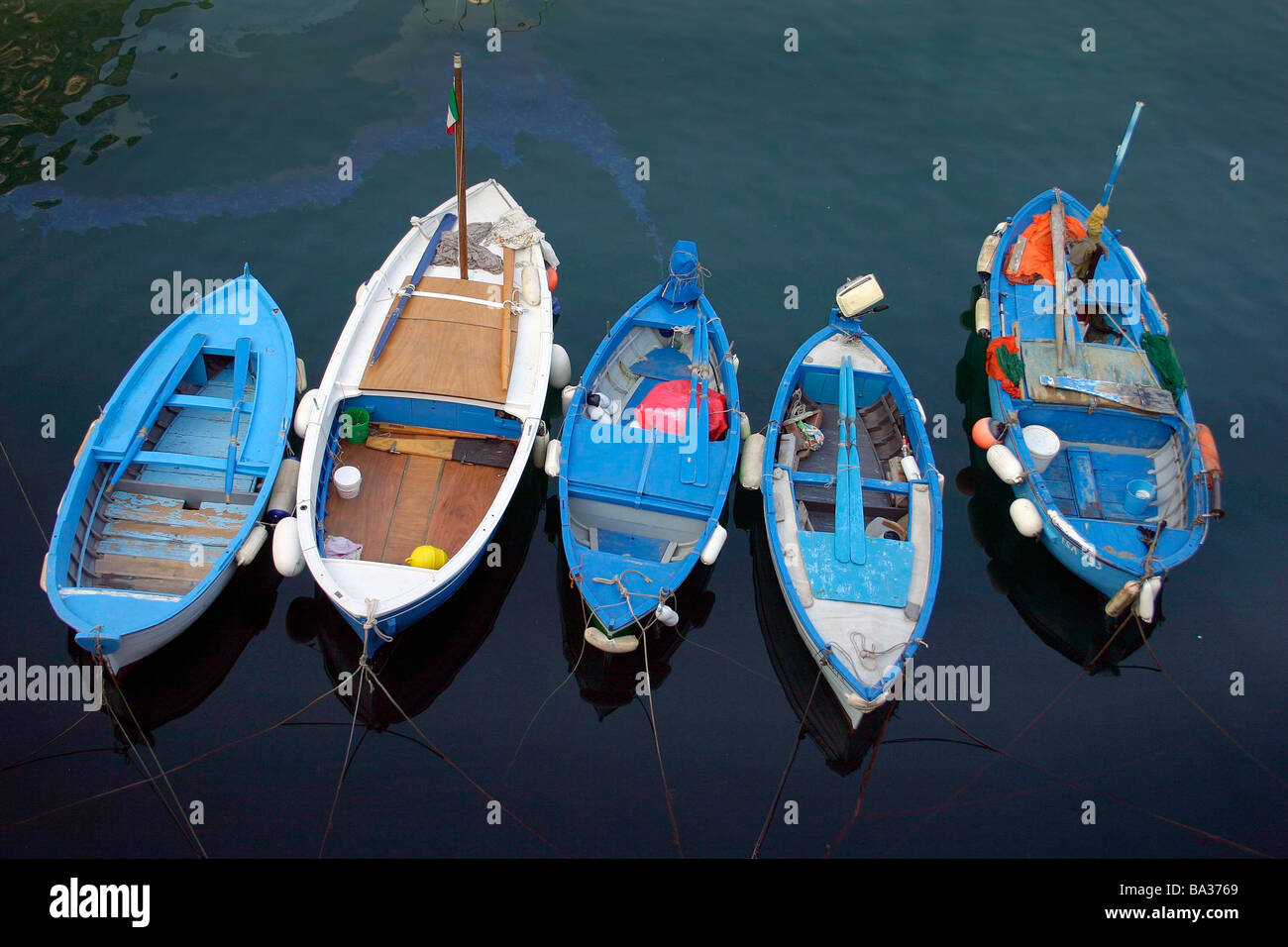 Fishing boats in amalfi harbour hi-res stock photography and images - Alamy