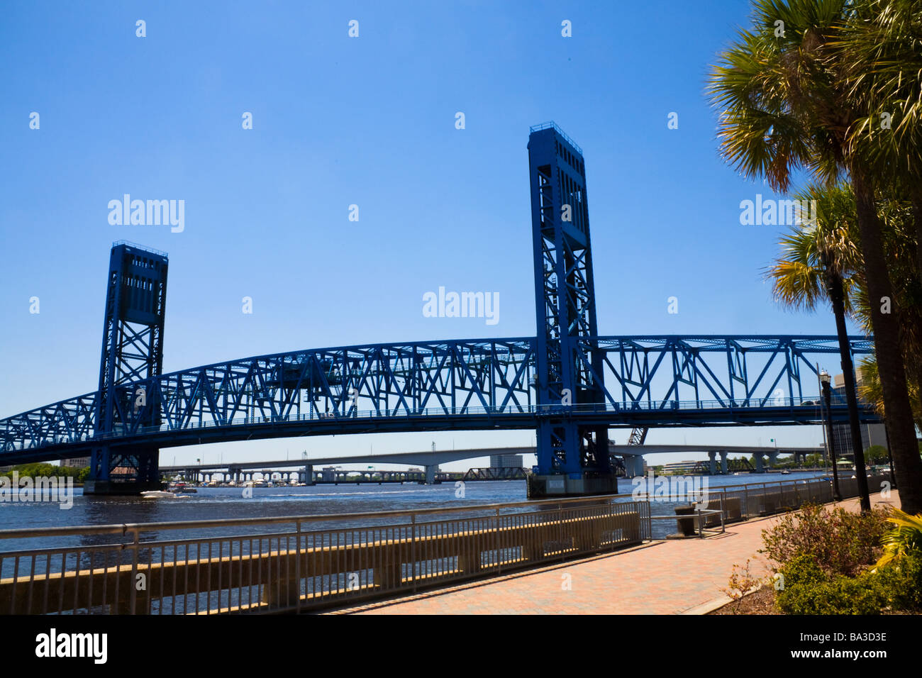 USA, Florida, Jacksonville - The blue Main Street Bridge over the St. John's River from the Riverwalk on the Northbank Stock Photo