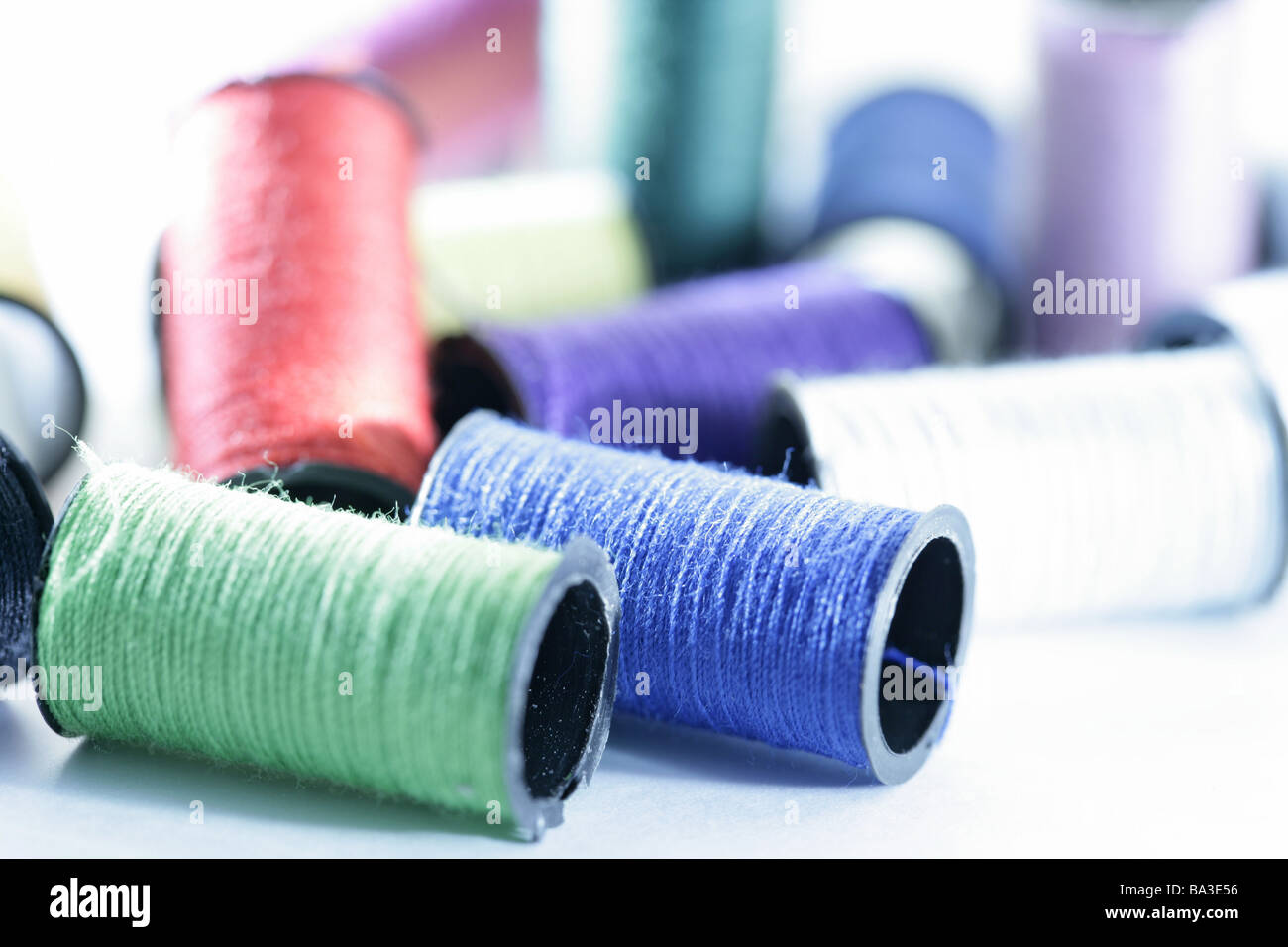Spools colorfully in confusion Nähmaterial Nähutensilien Nähgarn yarn threads Nähfäden roles spools thread-roles rolled up Stock Photo