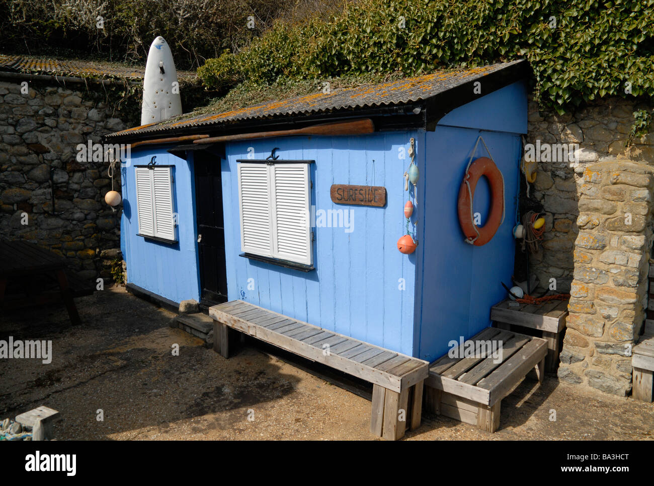 Small shed 'Surfside' built at a wall, St. Catherins Bay, Niton Undercliff, Isle of Wight, UK Stock Photo