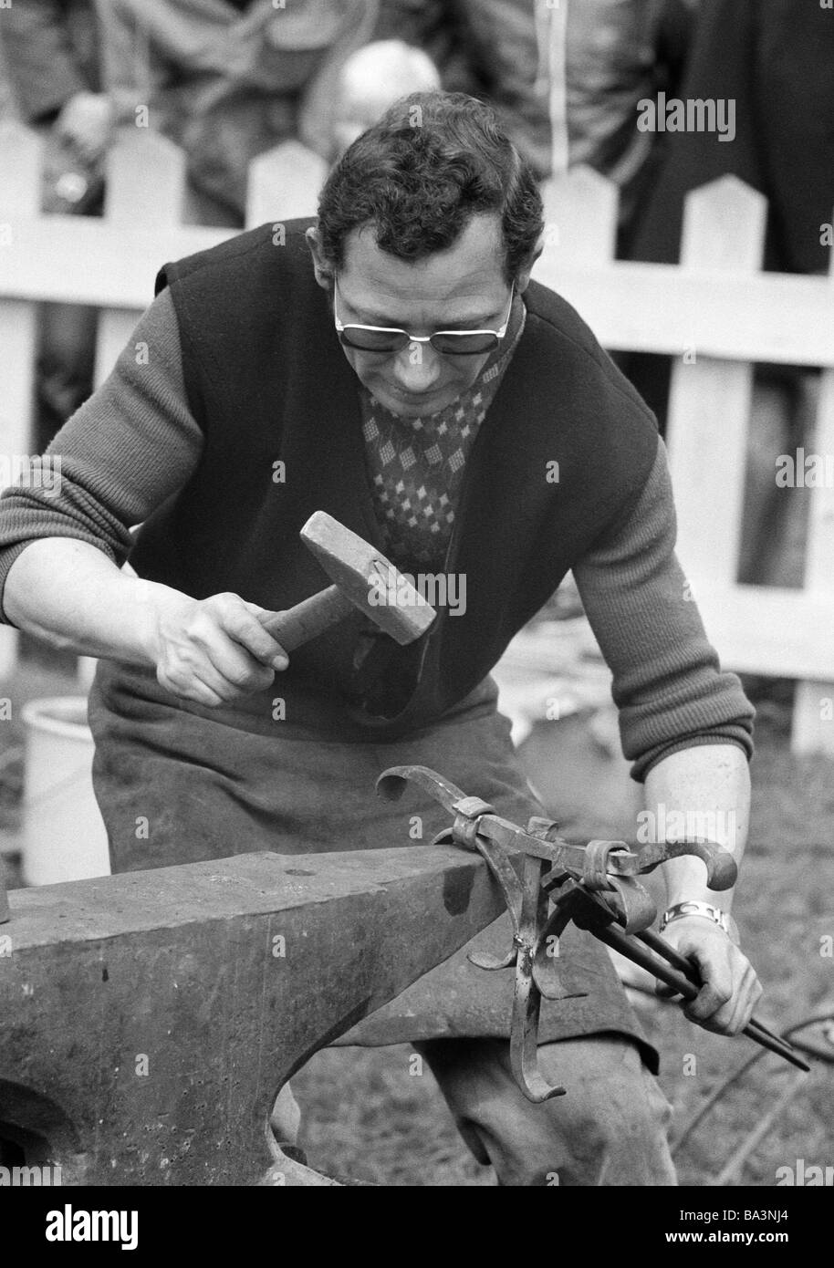 Seventies, black and white photo, handicraft, street party, funfair, Flachs Market in Krefeld, metalsmith forging, aged 40 to 50 years, D-Krefeld, D-Krefeld-Linn, Rhine, Lower Rhine, North Rhine-Westphalia Stock Photo