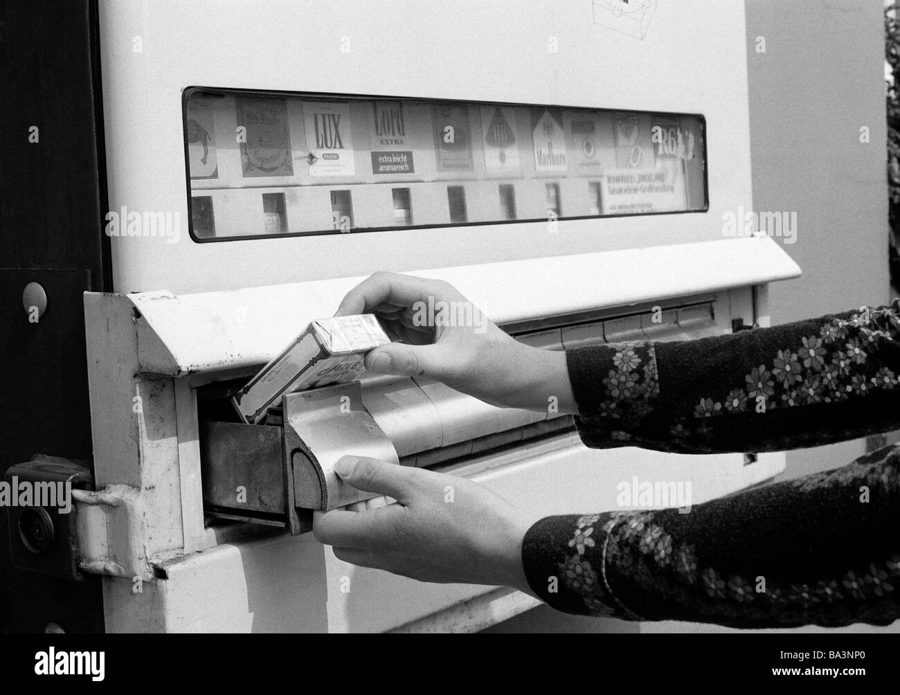 Black and white photo people smoking hi-res stock photography and images -  Alamy, image size:1300x1004