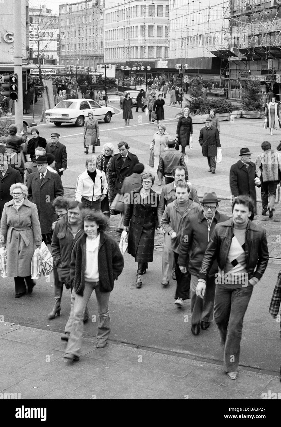 Seventies, black and white photo, people on shopping expedition, shopping street, pedestrian zone, D-Muelheim an der Ruhr, Ruhr area, North Rhine-Westphalia Stock Photo