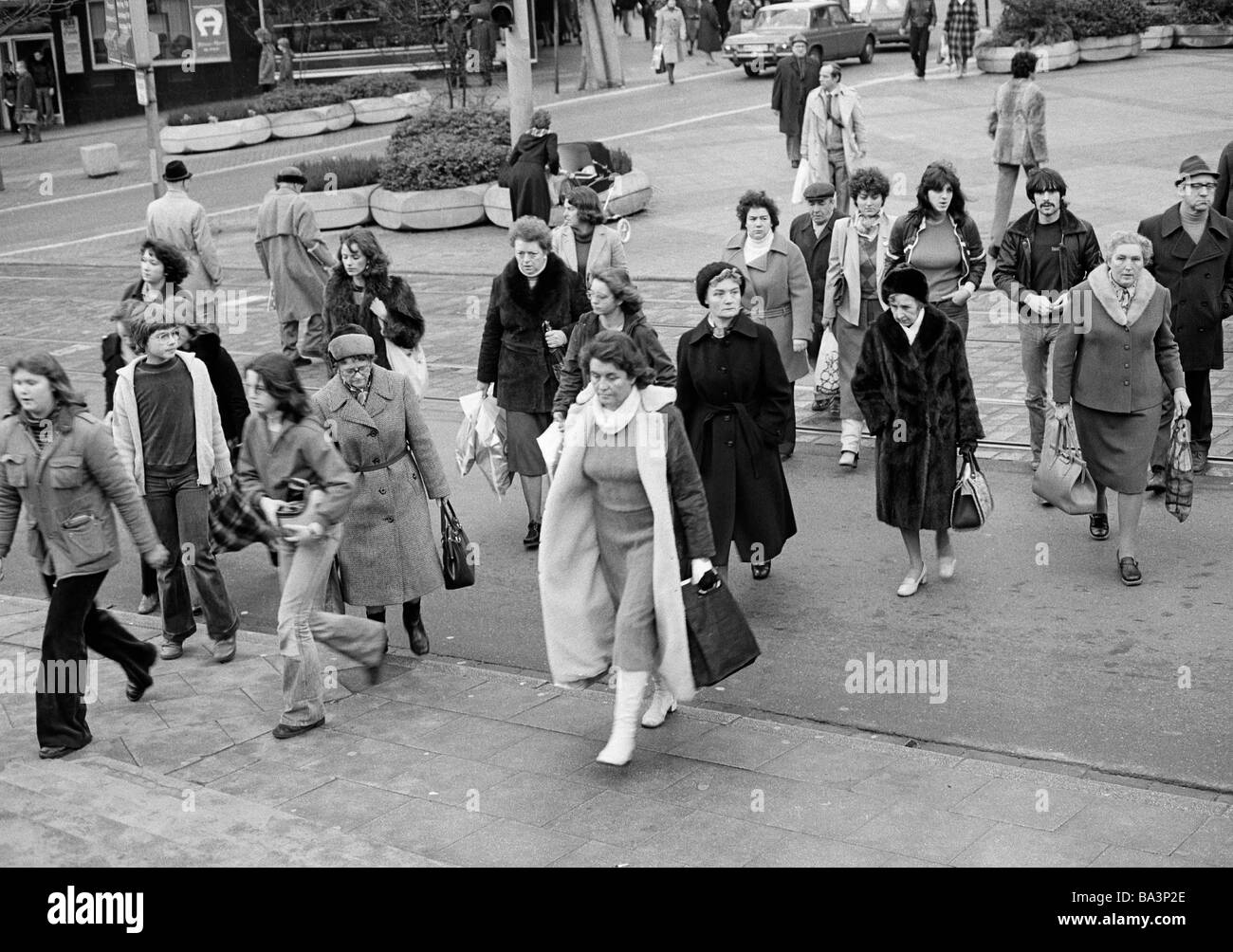 Seventies, black and white photo, people on shopping expedition, shopping street, pedestrian zone, D-Muelheim an der Ruhr, Ruhr area, North Rhine-Westphalia Stock Photo