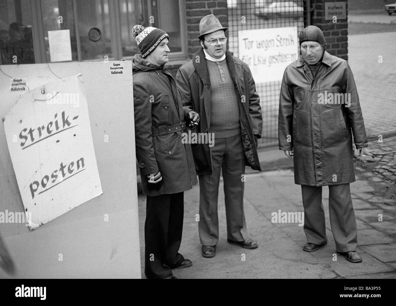 Seventies, black and white photo, economy, steel industry in the Ruhr area, strike on Thyssen in 1978, strike call, strike picketers, three men, aged 40 to 60 years, D-Duisburg, Rhine, Ruhr area, North Rhine-Westphalia Stock Photo