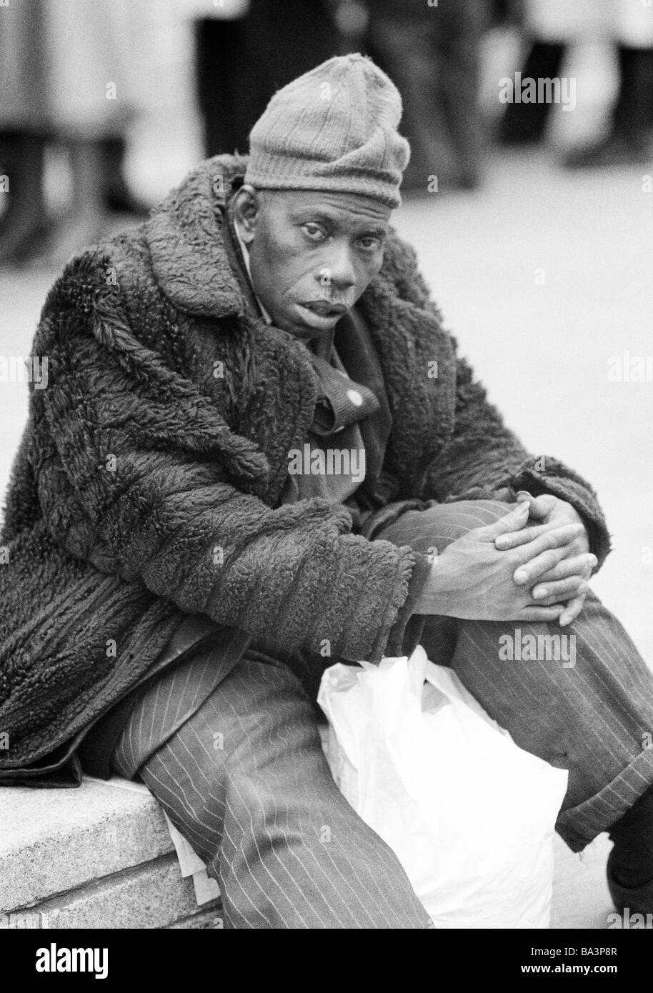 Seventies, black and white photo, people, black man wearing a fur coat and a woolly hat, aged 30 to 40 years, Great Britain, England, London Stock Photo