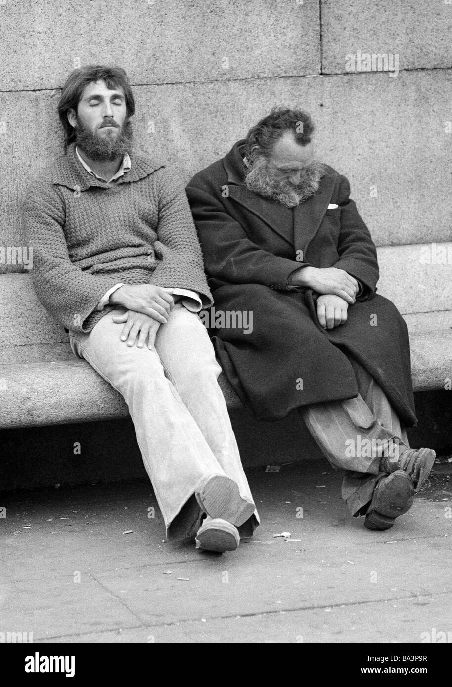 Seventies, black and white photo, people, two homeless men side by side on a bench, sleeping, depressed, aged 25 to 35 years, aged 50 to 60 years, Great Britain, England, London Stock Photo