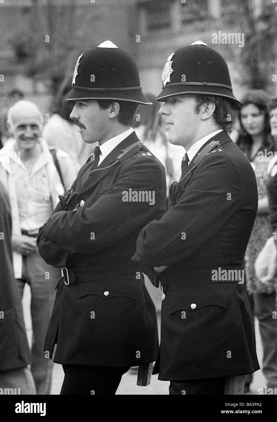 Seventies, black and white photo, police, two British policemen, Bobbies, aged 25 to 35 years, Great Britain, England, London Stock Photo