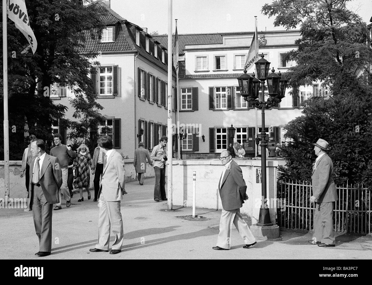 Siebziger Jahre, Tourismus, Menschen am Schloss Berge, Wasserschloss, Gelsenkirchen-Buer, Ruhrgebiet, Nordrhein-Westfalen Stock Photo