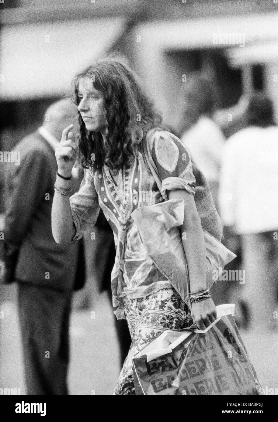 Seventies, black and white photo, people, young woman, aged 30 to 35 years, everyday life, shopping, grocery bags, shopping bags, Netherlands, Amsterdam Stock Photo