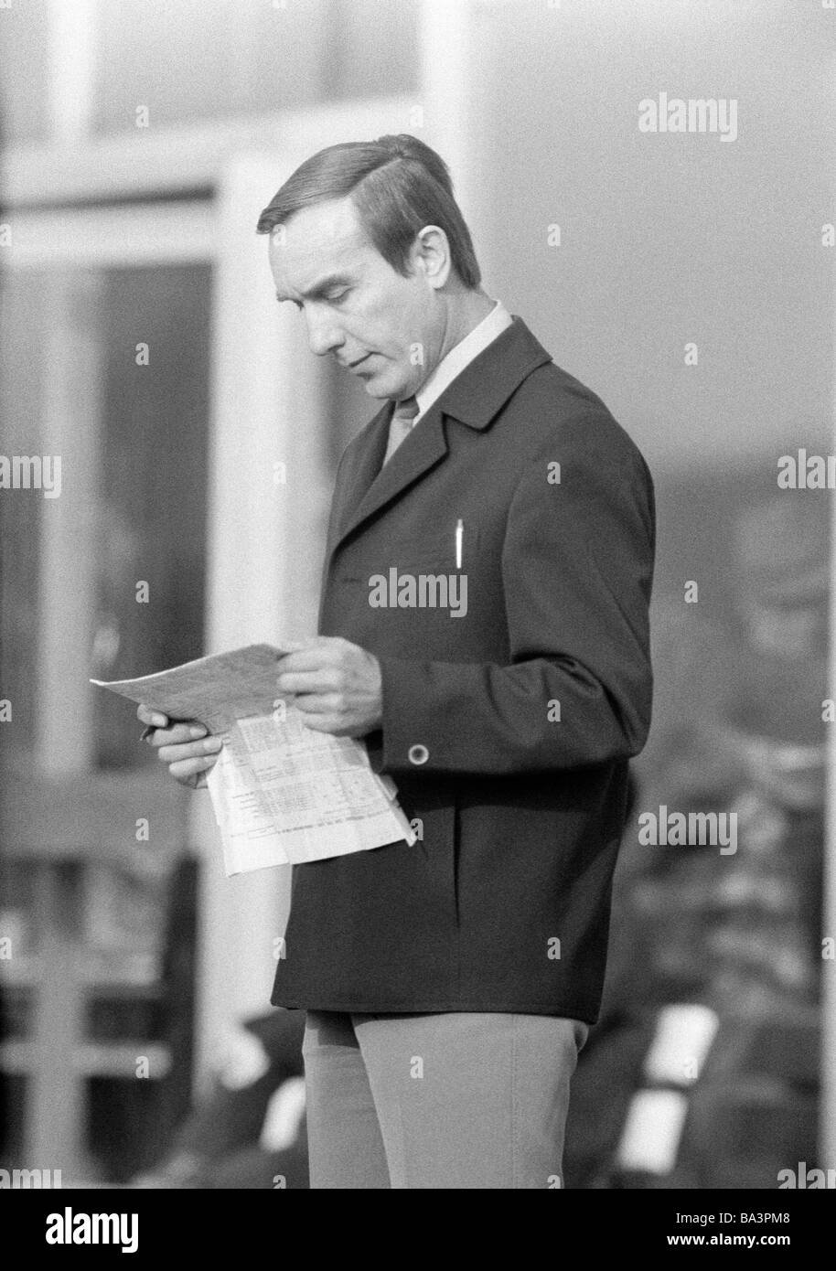Seventies, black and white photo, sports, equestrianism, racecourse Dinslaken, trotting race 1973, horse-racing bet, man reads the racing sheet, aged 30 to 40 years, D-Dinslaken, Lower Rhine, Ruhr area, North Rhine-Westphalia Stock Photo