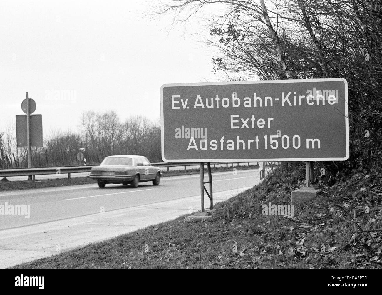 Seventies, black and white photo, road traffic, motorway A2, sign with indication of the superhighway chapel Exter, D-Vlotho, D-Vlotho-Exter, Weser, Lippe Mountainous Country, Ravensberg Hilly Country, East Westphalia, North Rhine-Westphalia Stock Photo