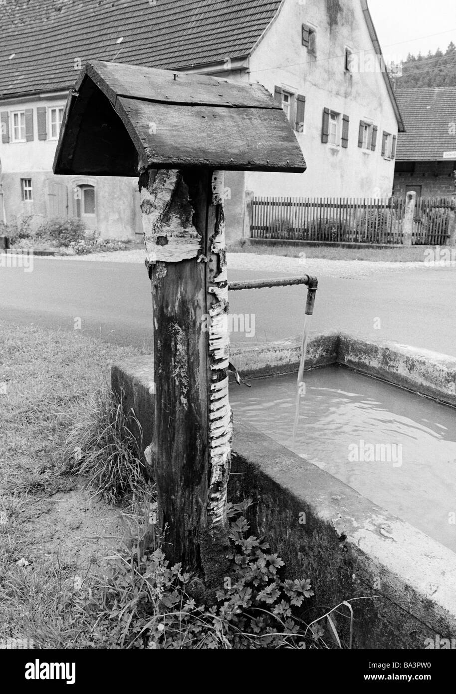 Achtziger Jahre, Symbolfoto, idyllischer Brunnen in einem Dorf in Baden