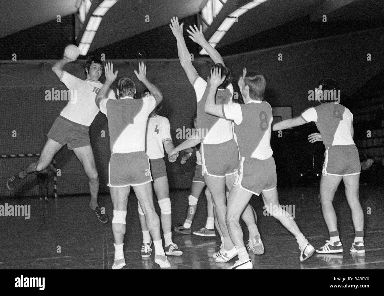 Seventies, black and white photo, sports, handball, team handball, sports hall Oberhausen, jump shot, D-Oberhausen, Ruhr area, North Rhine-Westphalia Stock Photo