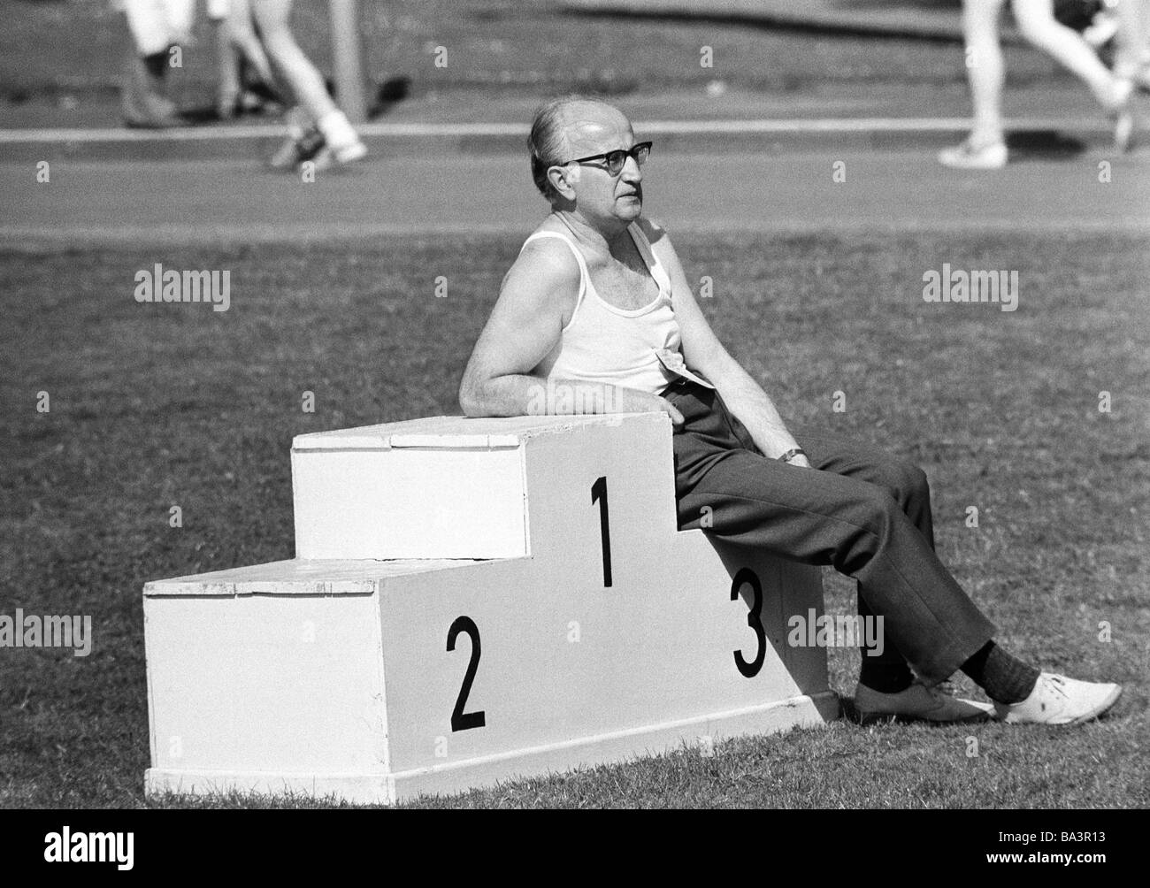Seventies, black and white photo, people, recreational sport, health, fitness, fun run 1974 in Bottrop, older man relaxing on a victory podium, aged 60 to 70 years, D-Bottrop, Ruhr area, North Rhine-Westphalia Stock Photo