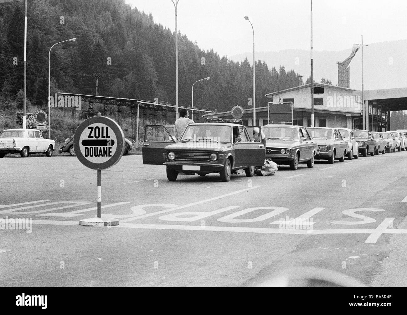 Seventies, black and white photo, border between Carinthia, Austria and Slovenia, at that time Jugoslavia, Yugoslavia, border controls, customs station, line of traffic Stock Photo