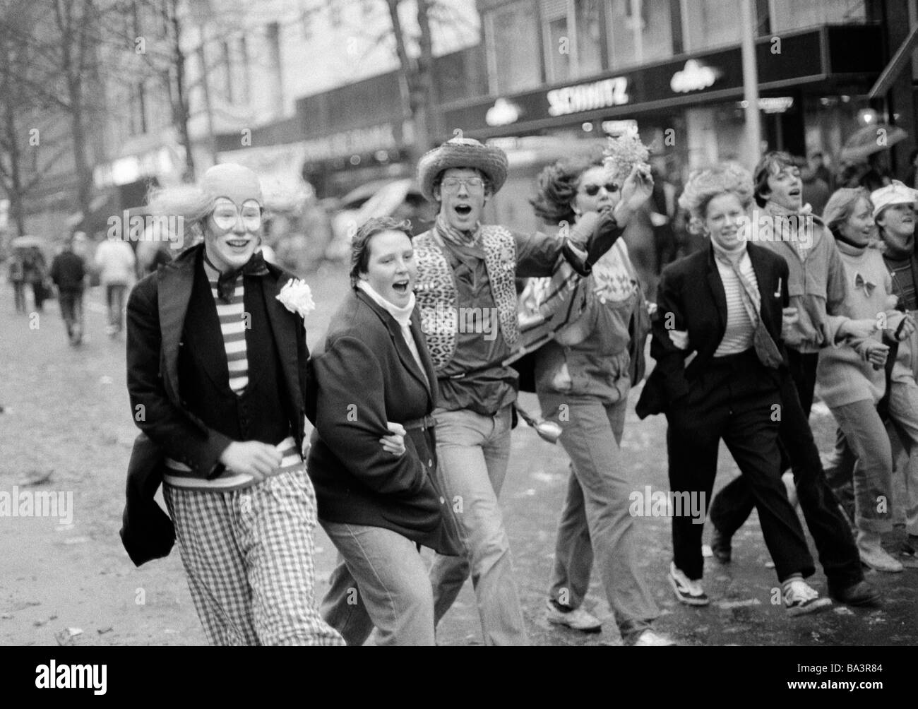 Eighties, black and white photo, people, Rhenish carnival, Rose Monday parade 1981, several youths walk arm in arm along the street and have a lot of fun, aged 16 to 20 years, D-Duesseldorf, Rhine, North Rhine-Westphalia Stock Photo