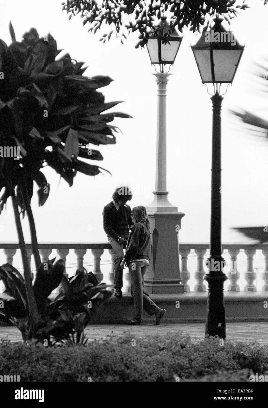 Eighties, black and white photo, people, young couple stands close together, affection, idyllic, lanterns, balusters, aged 17 to 20 years, Spain, Canary Islands, Canaries, Tenerife, La Orotava Stock Photo