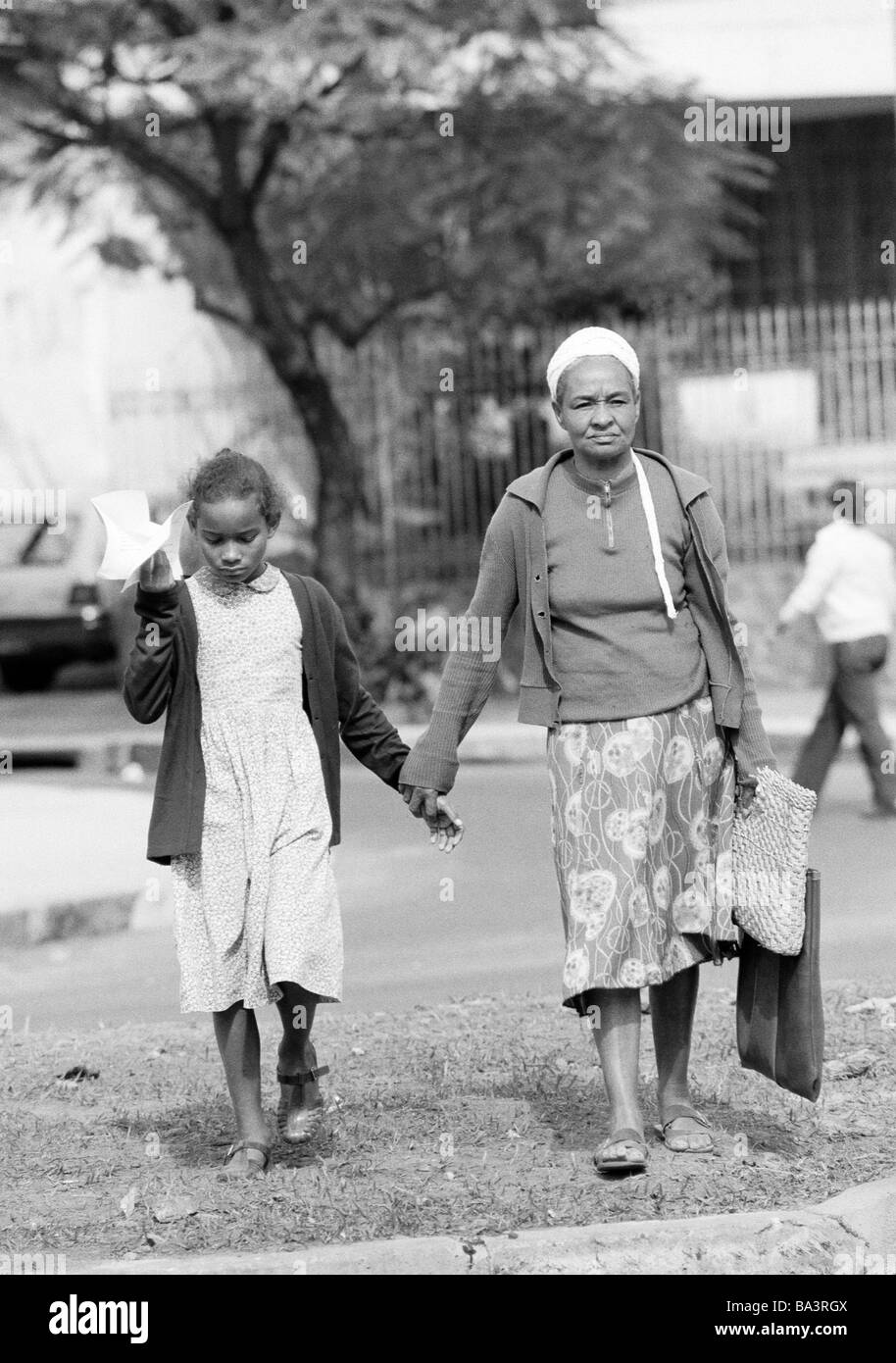Eighties, black and white photo, people, elder woman and her granddaughter go shopping, aged 60 to 70 years, aged 10 to 12 years, Brazil, Minas Gerais, Belo Horizonte Stock Photo
