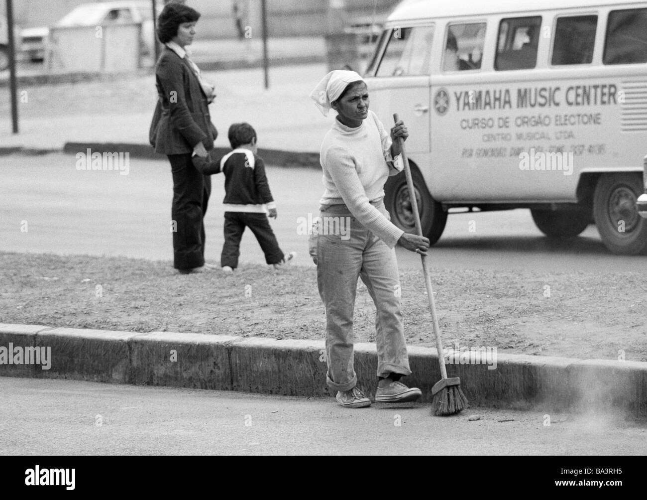 Eighties, black and white photo, environment, street cleaning, road sweeper with a besom, aged 50 to 60 years, woman and infant, Brazil, Minas Gerais, Belo Horizonte Stock Photo