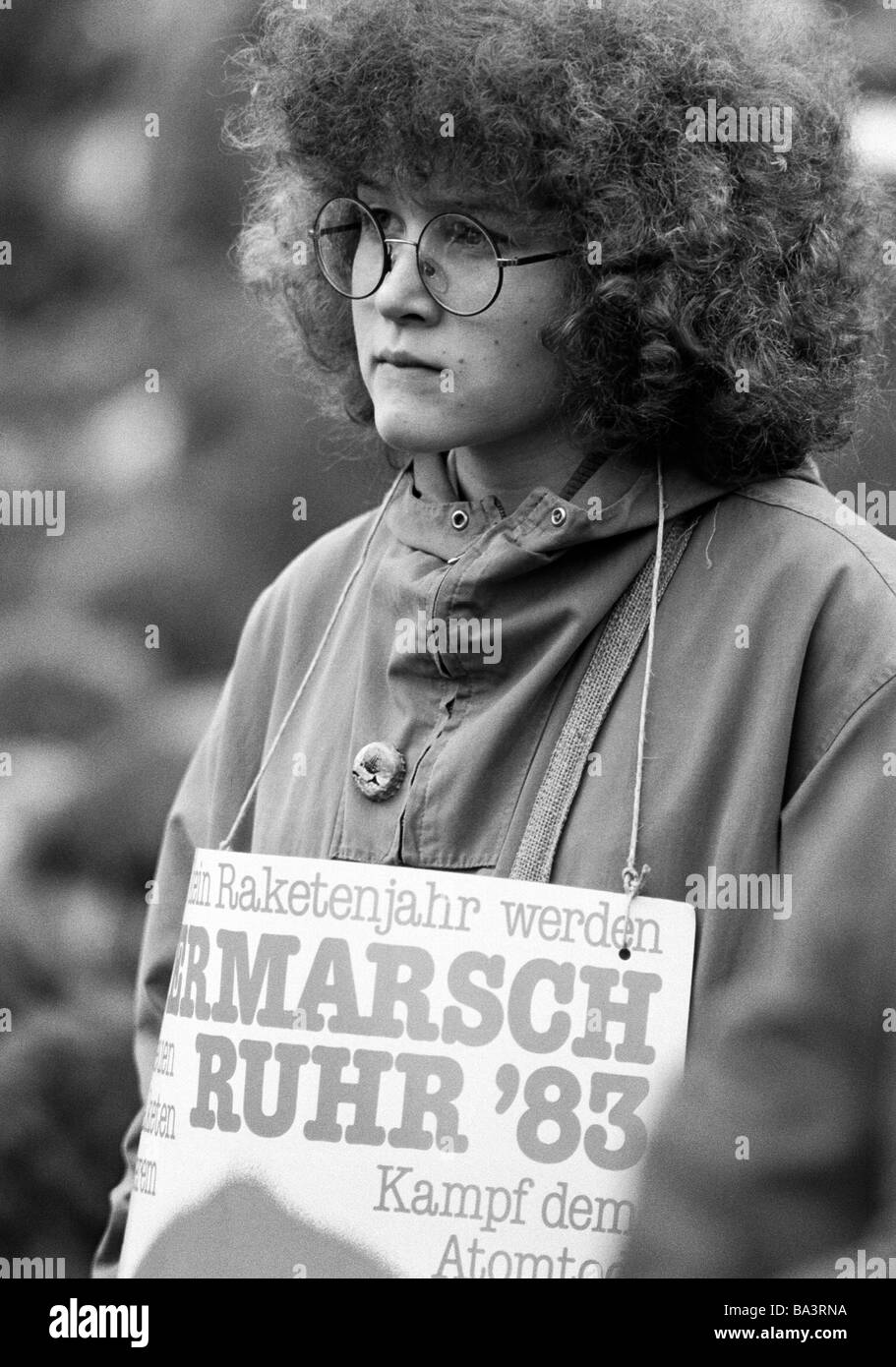 Eighties, black and white photo, people, peace demonstration, Easter marches 1983 in Germany against nuclear armament, young woman presents a protest sign, aged 18 to 22 years, D-Oberhausen, Ruhr area, North Rhine-Westphalia Stock Photo