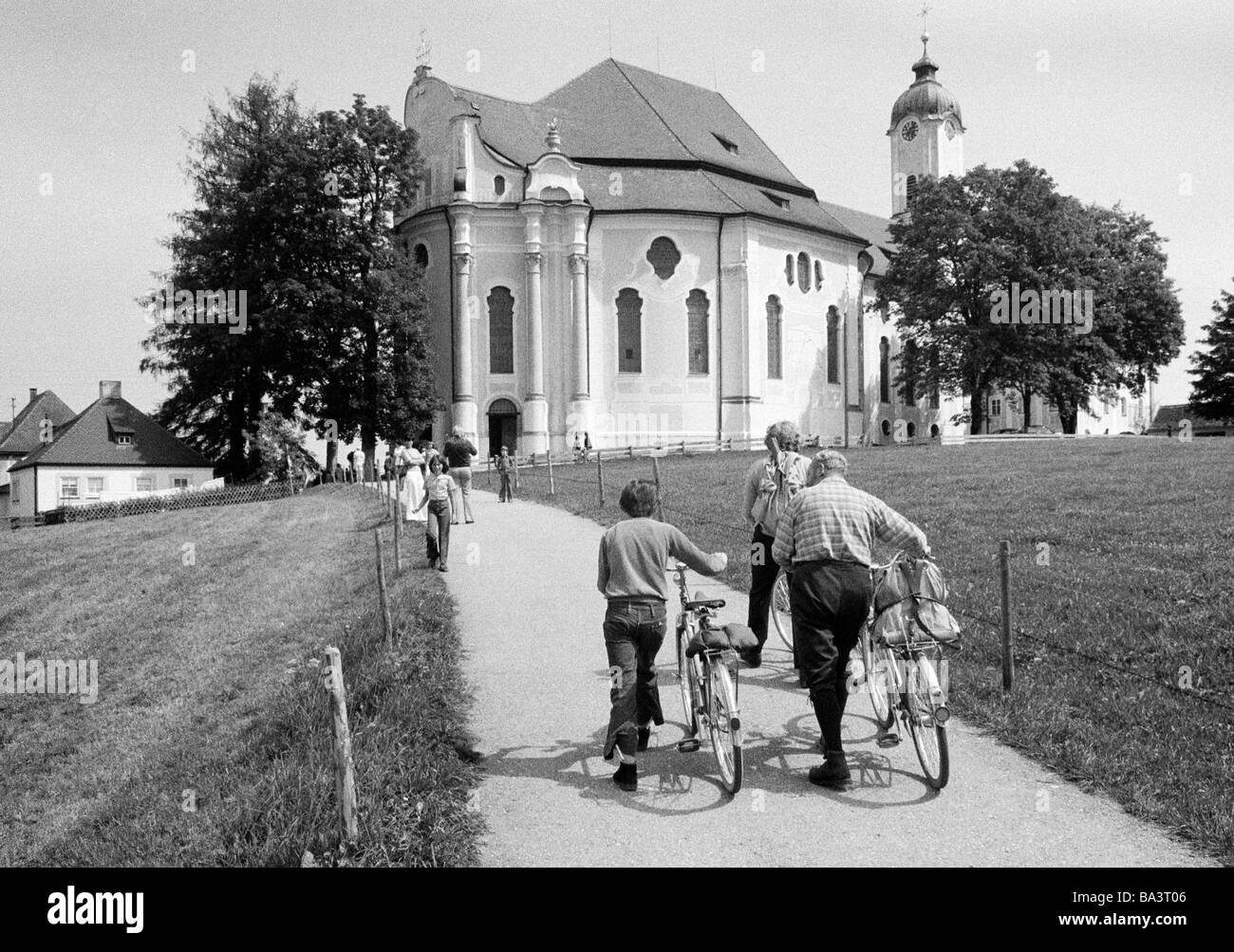 Seventies, black and white photo, holidays, tourism, tourists in leasurewear pilgrimage to the Wies Church, D-Steingaden, Pfaffenwinkel, Alpine foreland, Upper Bavaria, Bavaria, rococo, Late Baroque, builders Johann Baptist Zimmermann, Dominikus Zimmermann, UNESCO World Heritage Site Stock Photo