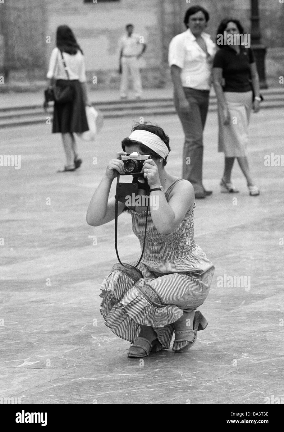 Seventies, black and white photo, holidays, tourism, woman takes a picture watched by a young couple, amateur photographer, aged 30 to 40 years, Spain, Valencia Stock Photo