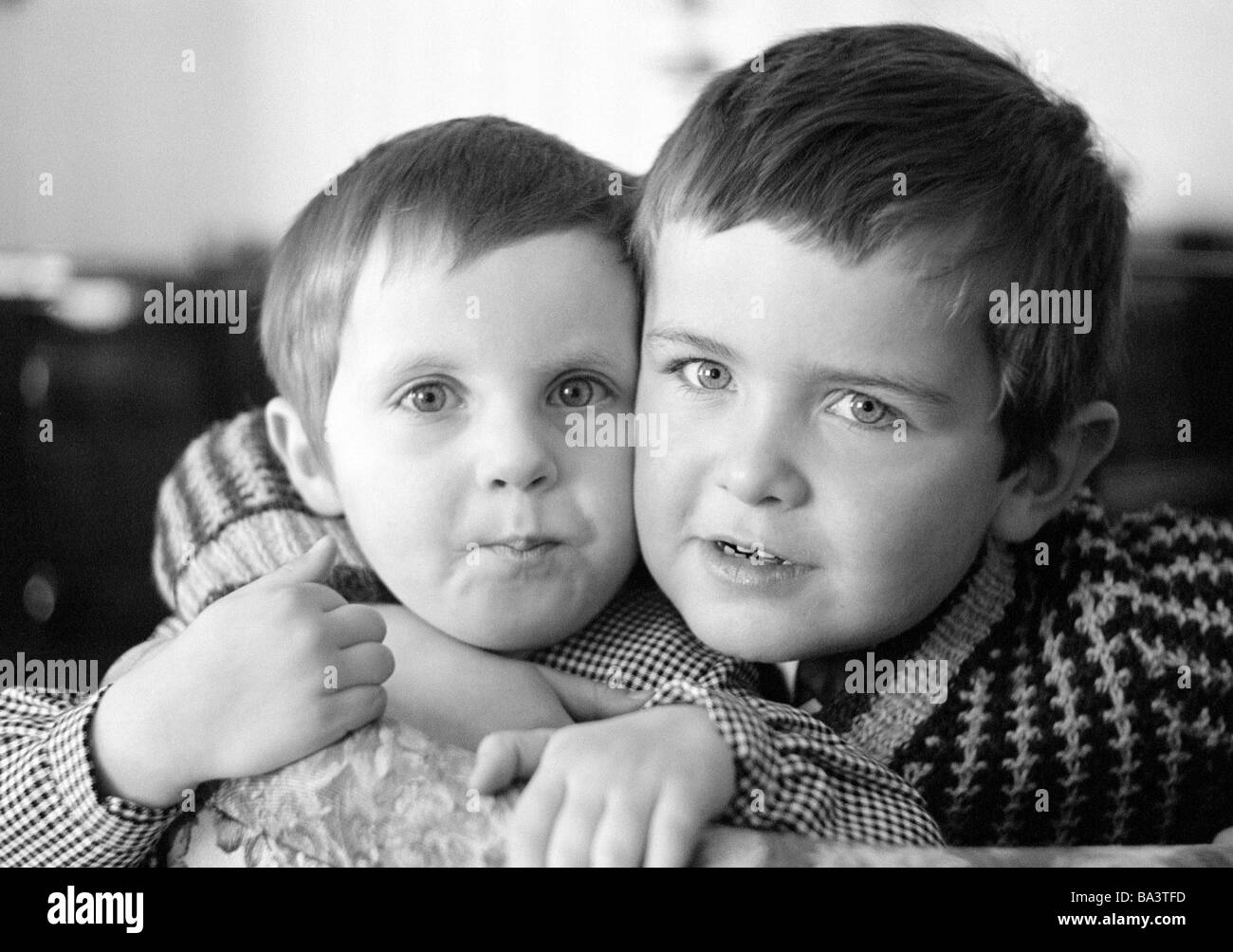 Sechziger Jahre, Menschen, Kinder, kleines Maedchen und kleiner Junge, Portraet, Birgit, Frank Stock Photo