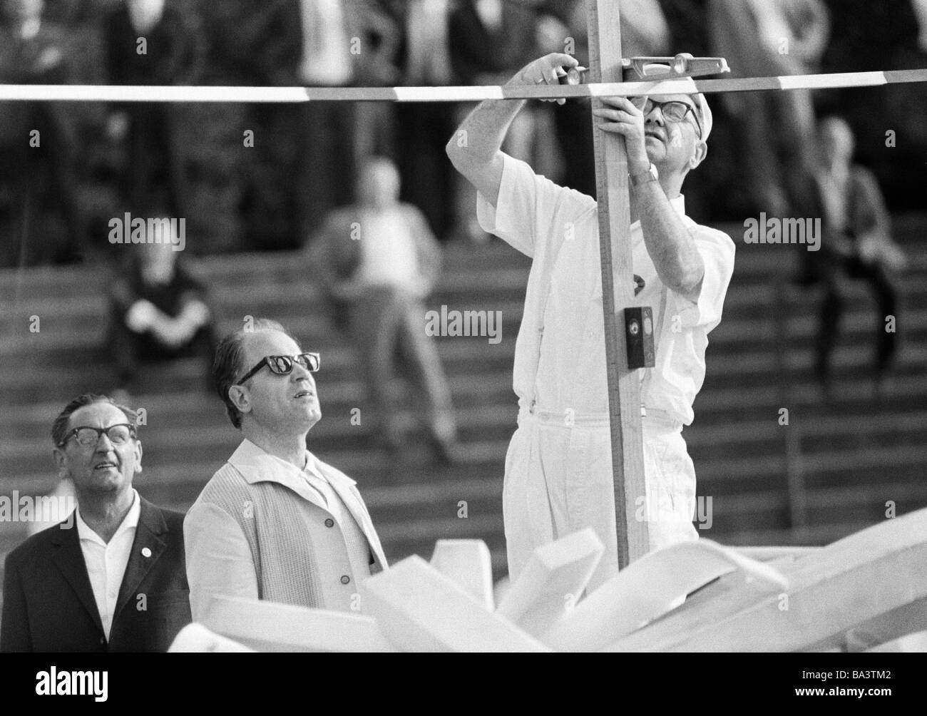 Sixties, black and white photo, sports, athletics, Western German Championships in Athletics 1966 in Leverkusen, high jump, umpires adjust the height of the bar, aged 60 to 70 years, D-Leverkusen, Rhine, Dhuenn, Wupper, Lower Rhine, North Rhine-Westphalia Stock Photo