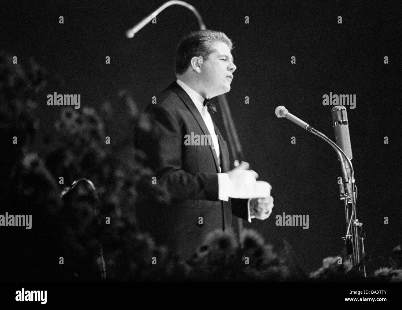 Sixties, black and white photo, cultural event 1966 in the Gruga Hall in Essen, presentation of prizes, Loewenverleihung by Radio Luxembourg, Lion Award of Radio Luxembourg, RTL, the photograph shows Bill Ramsey, D-Essen, Ruhr area, North Rhine-Westphalia Stock Photo