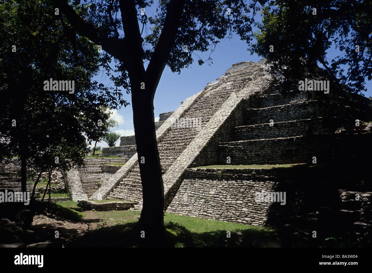 Maya pyramid (Edificio 7) in the ancient mayan city of Tenam Puente ...