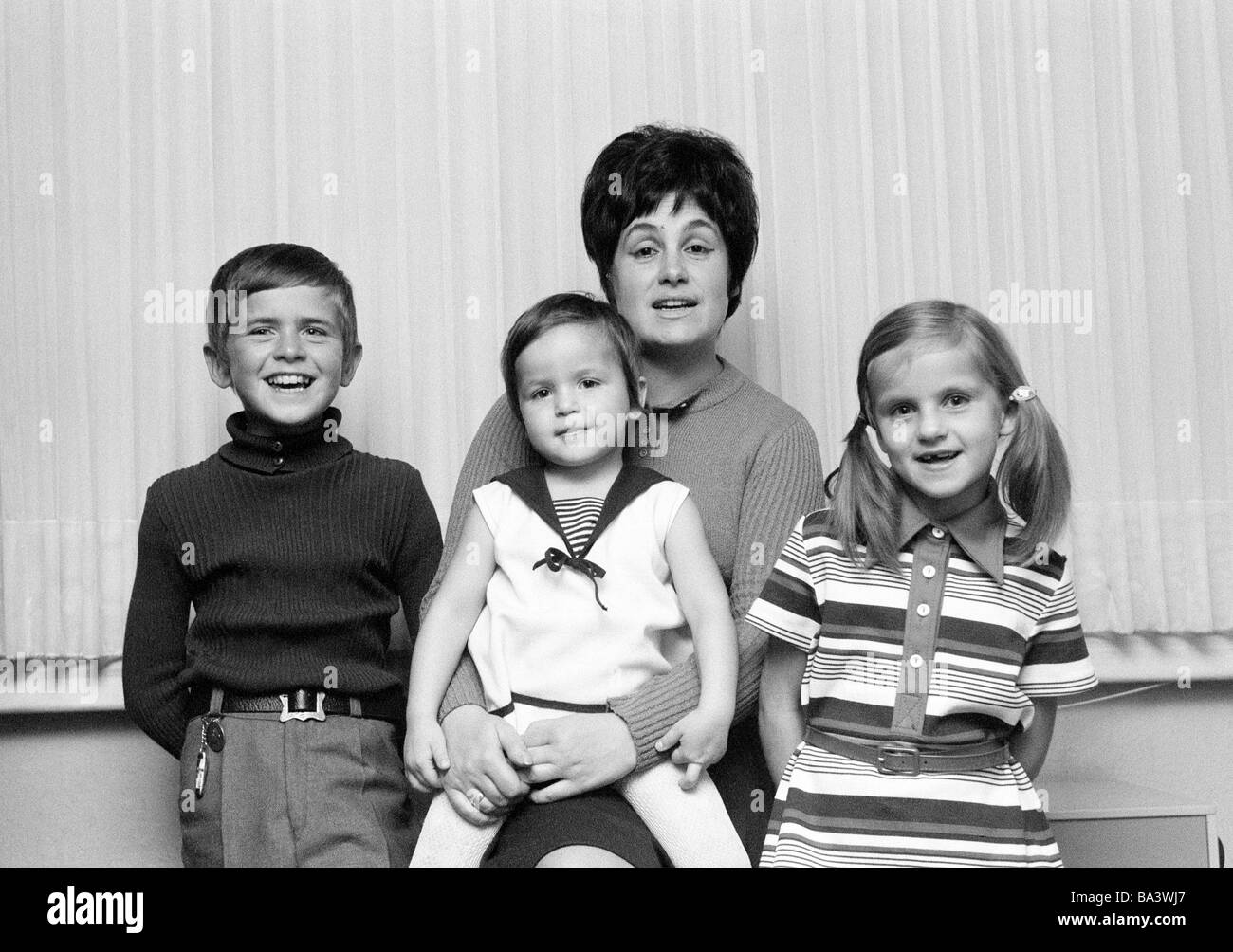 Seventies, black and white photo, people, mother and three children posing, woman, aged 30 to 35 years, boy, aged 10 to 12 years, two girls, aged 3 to 4 years, aged 7 to 9 years, Doris, Frank, Andrea, Birgit Stock Photo