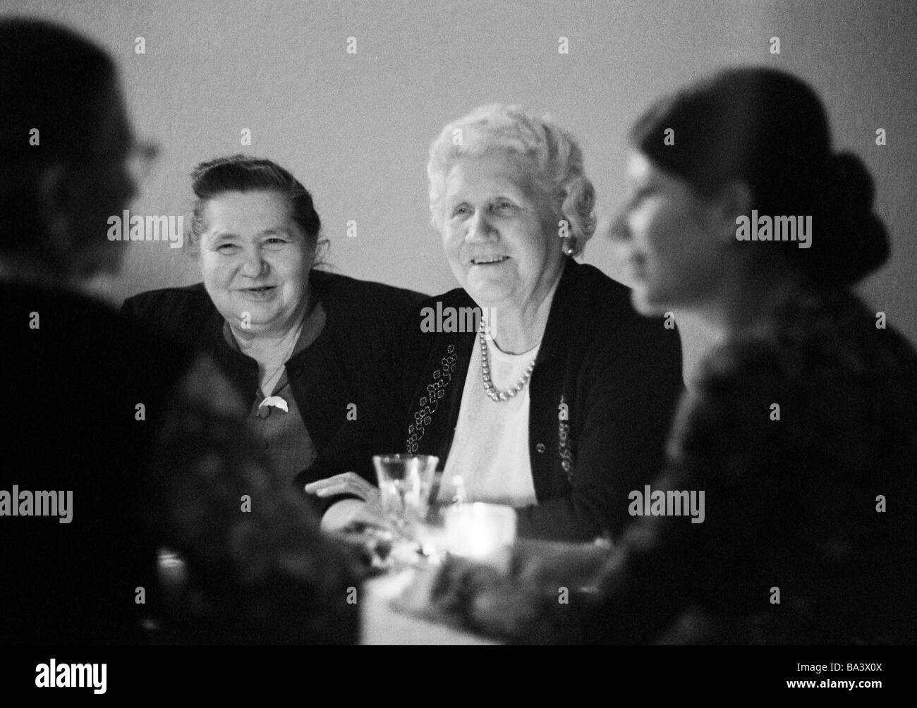 Seventies, black and white photo, people, two older women sit together with a young woman, social, laughter, amusement, aged 70 to 80 years, aged 25 to 35 years, Christmas, Christmas Eve for older people, organizer was the Catholic Youth of Bottrop, Ruhr area, North Rhine-Westphalia Stock Photo