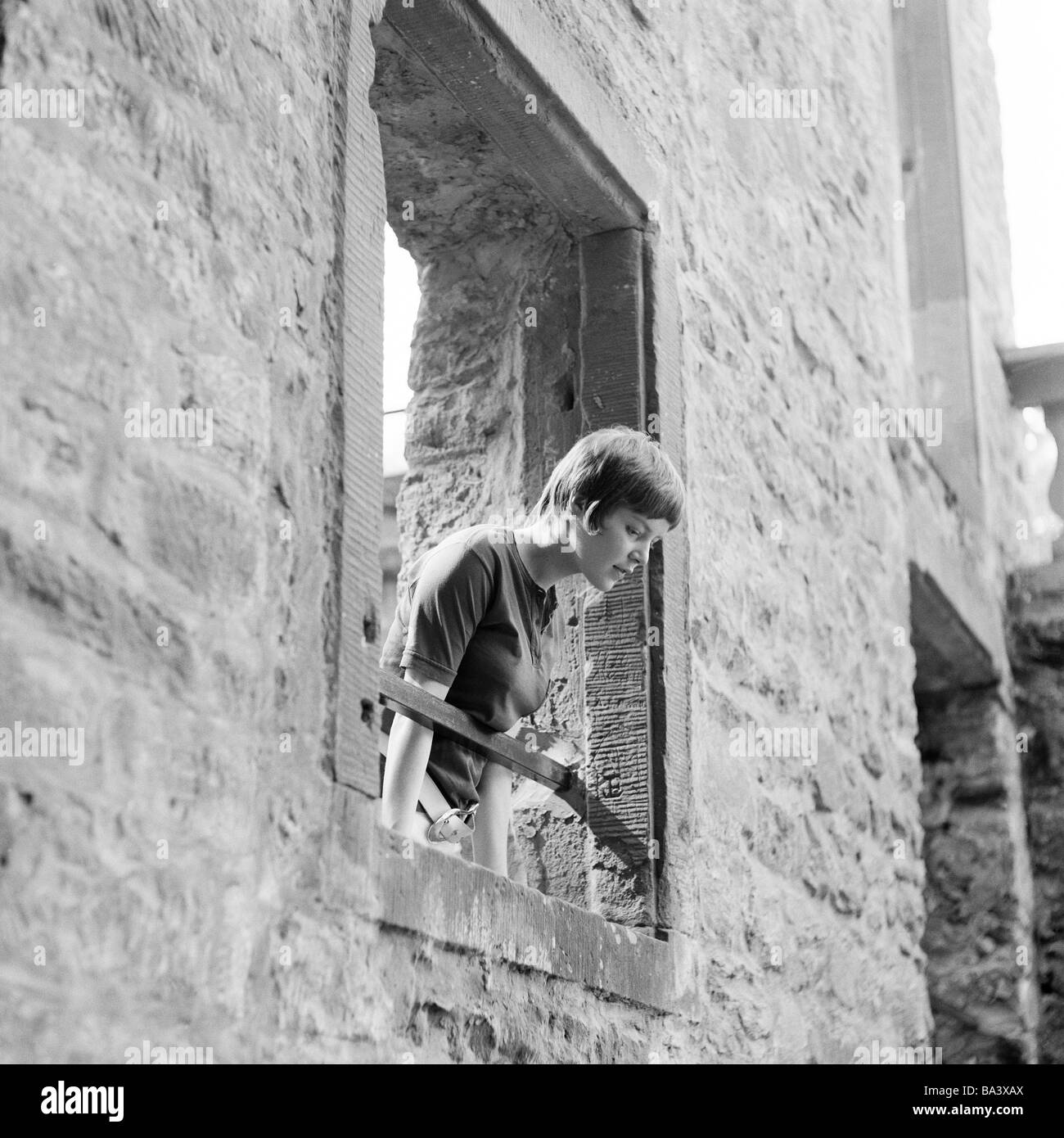 Siebziger Jahre, Menschen, junges Maedchen blickt aus einem Fenster nach unten, Monika Stock Photo