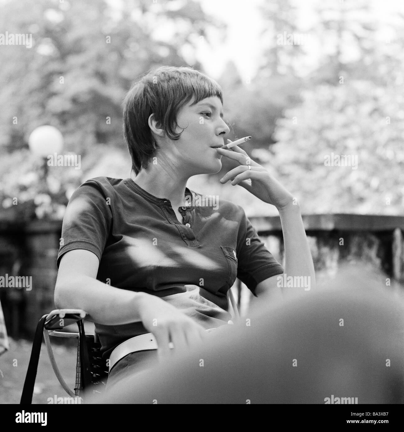 Siebziger Jahre, Menschen, junges Maedchen raucht eine Zigarette, Monika Stock Photo