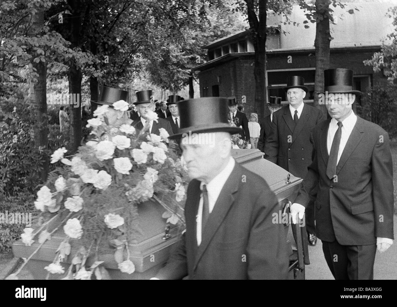 Seventies, black and white photo, people, death, burial, mourning, pallbearer, casket, mourning clothes, silk hat, black garment, black necktie, aged 50 to 70 years Stock Photo