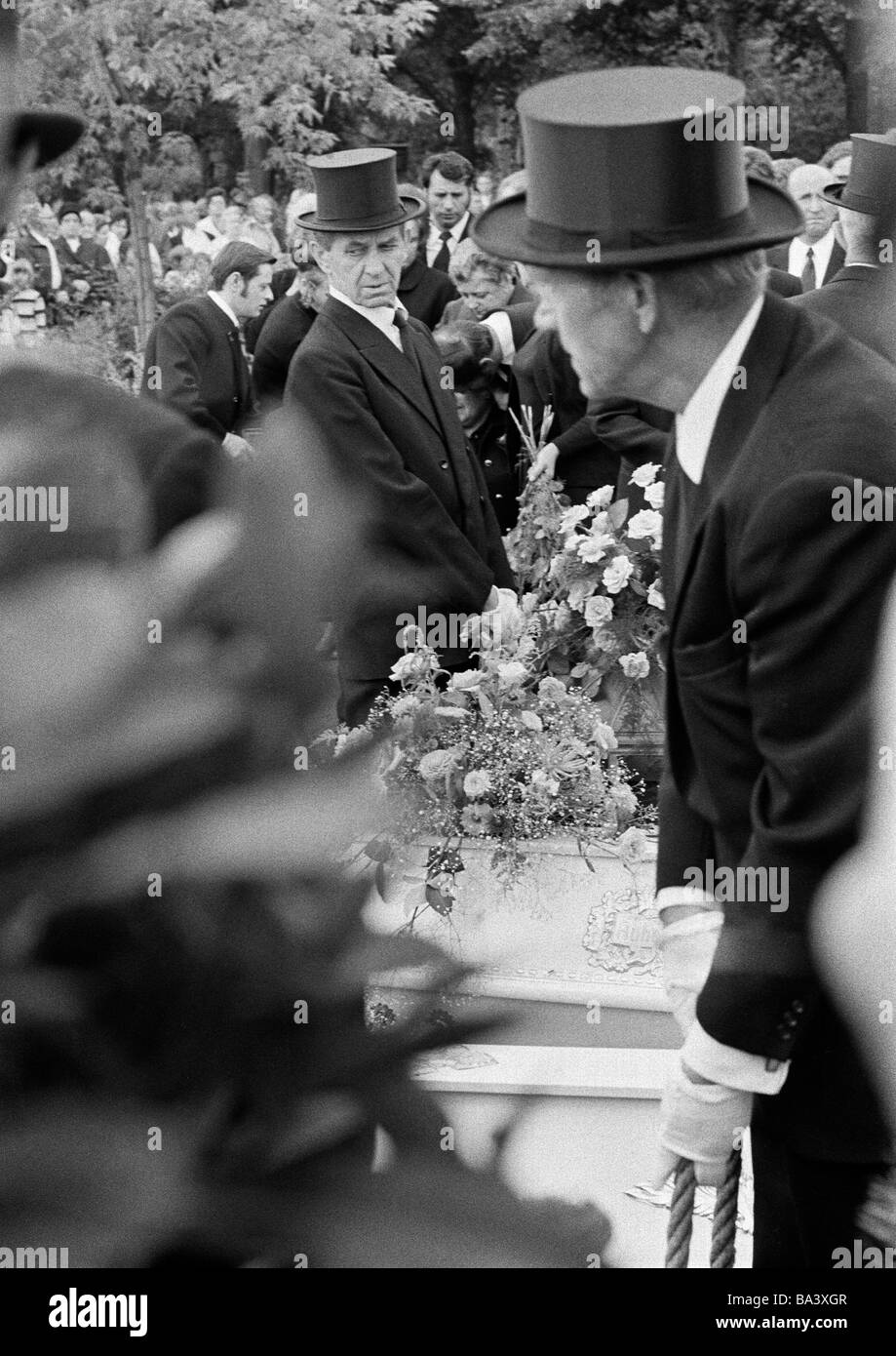 Seventies, black and white photo, people, death, burial, mourning, pallbearer, casket, mourning clothes, silk hat, black garment, black necktie, aged 50 to 70 years Stock Photo