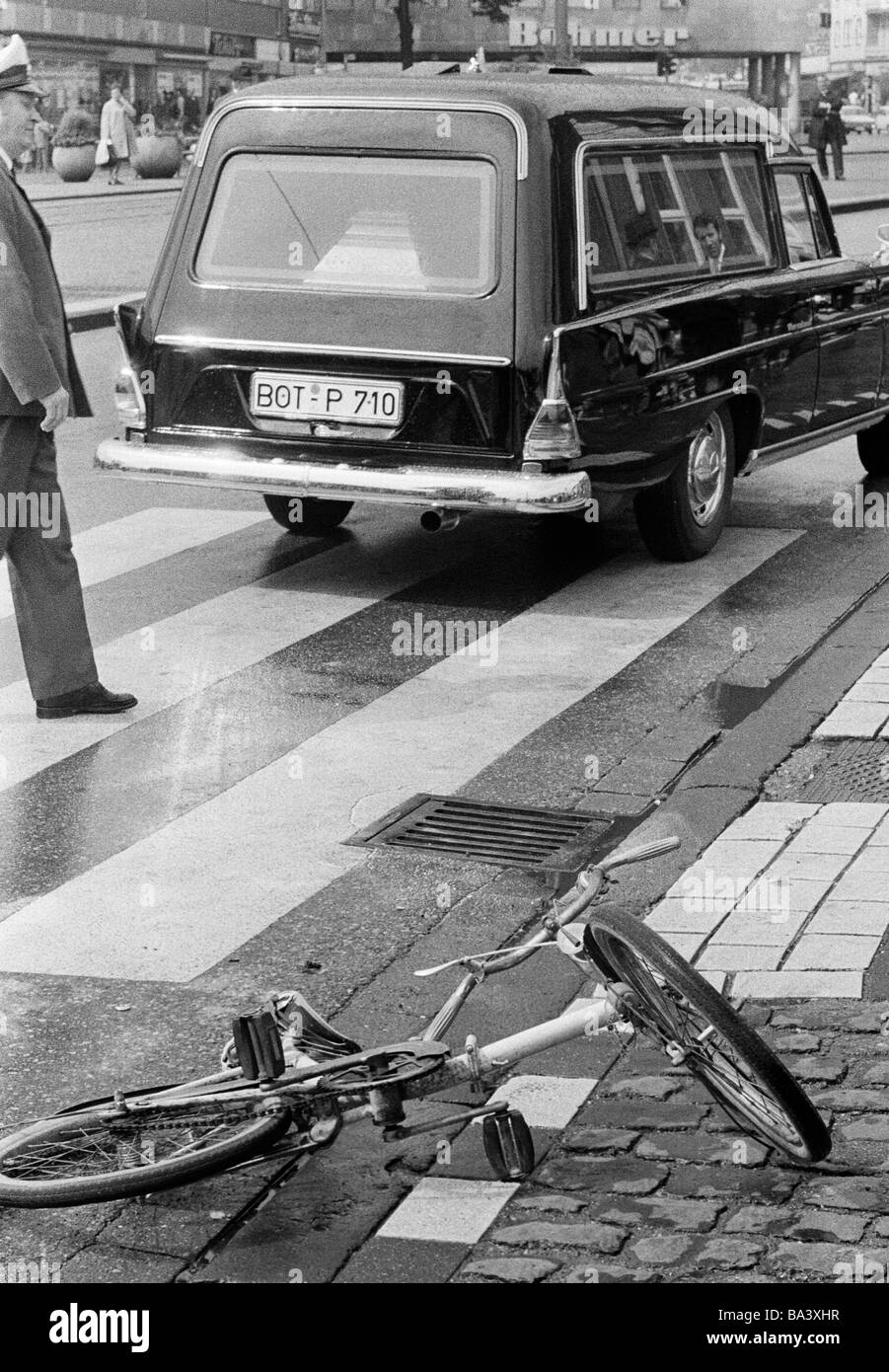 Seventies, black and white photo, traffic, deadly road accident, child had been killed, childs bicycle lies near a cebra crossing, policeman, hearse, D-Bottrop, Ruhr area, North Rhine-Westphalia Stock Photo