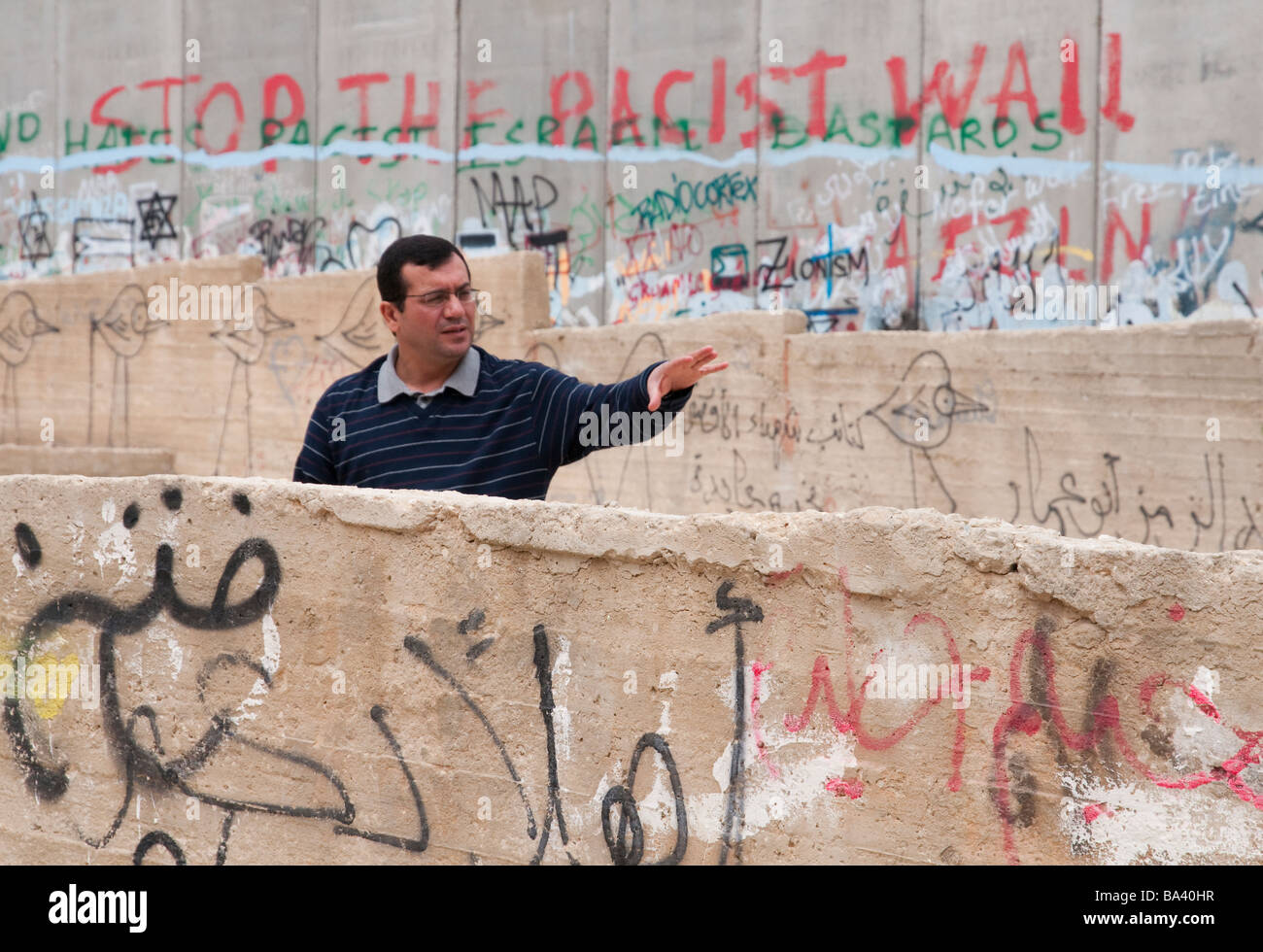 Palestinian Authority Bethlehem Aida refugee camp Abdelfattah Abusrour at Israeli Wall Stock Photo