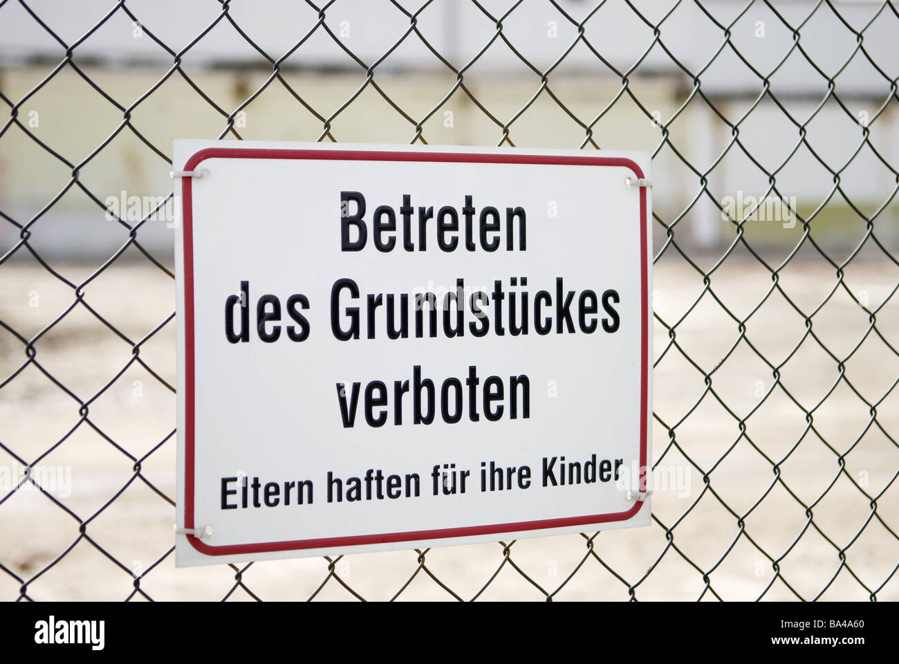 Stitch-wire-fence building site-sign prohibition-sign buildings 03/2006 outside sites building site building site-sign fence Stock Photo