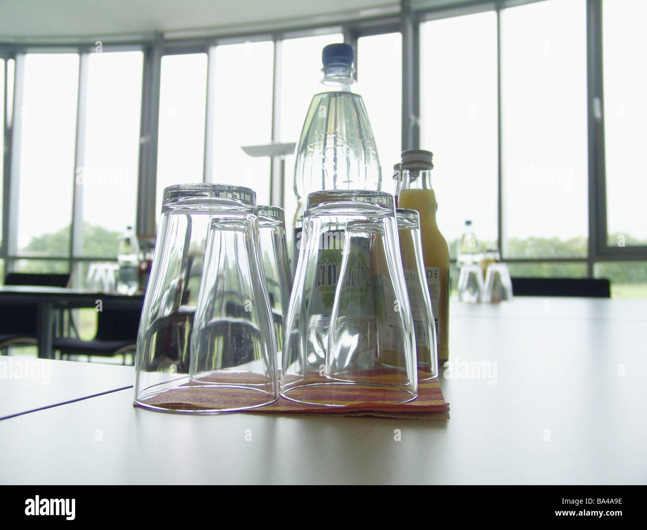 Meetingraum, Konferenztisch, Detail,  Gläser, Getränke Stock Photo