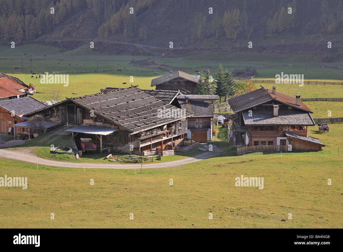 traditional wooden farmhouses in Senales Unser Frau in Schnals im Schnalstal Val Senales Vinschgau Val Venosta Trentino Italy Stock Photo