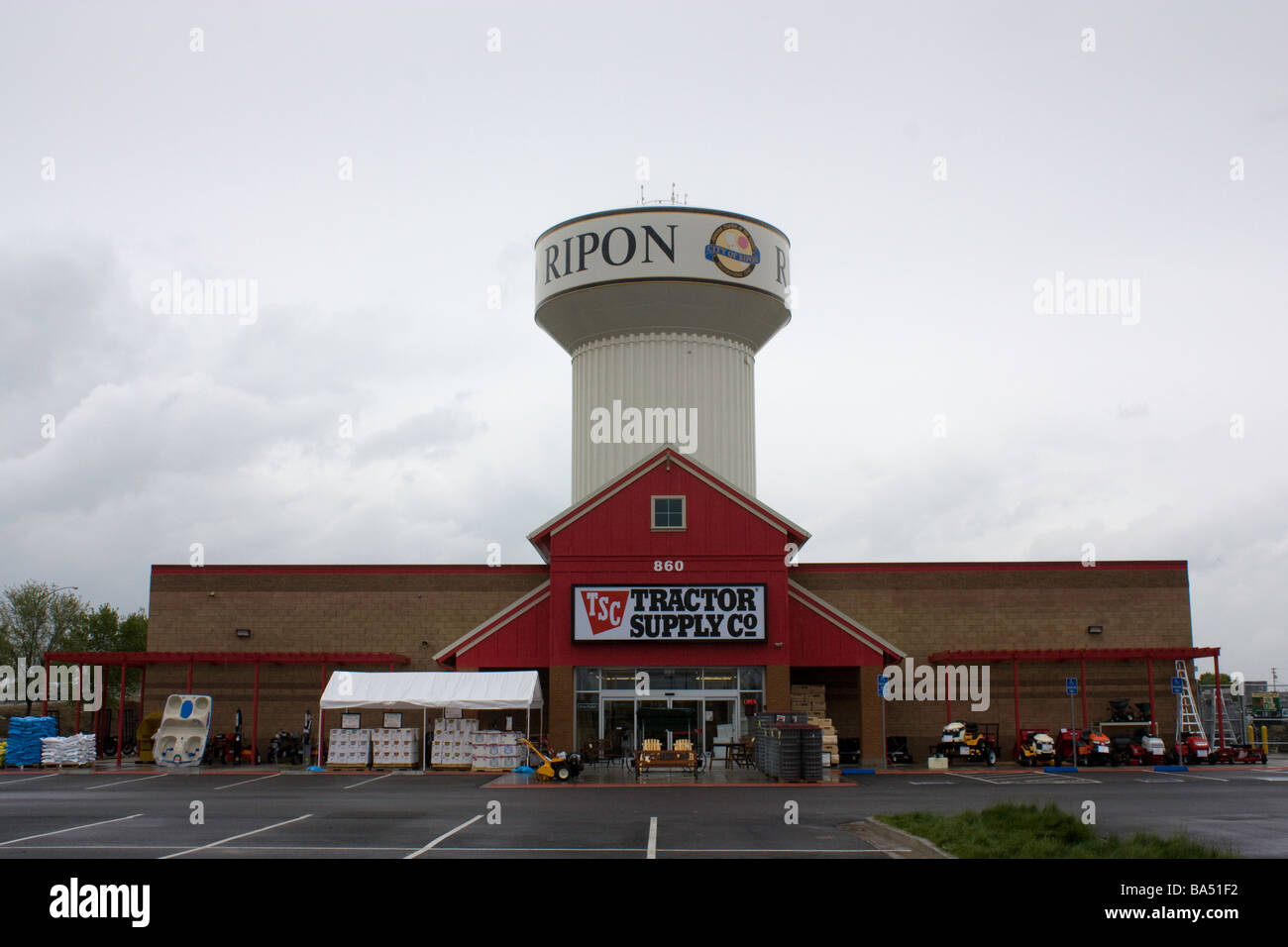 Tractor Supply in Ripon California with a water tower in the background