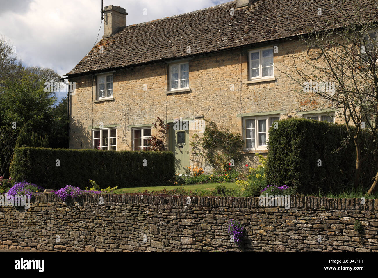 Stone terrace cottages in Barnsley, The Cotswolds, Gloucestershire, England, UK Stock Photo